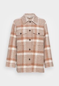 Chaqueta de lana a cuadros en tonos beige y marrón, con mangas largas, cierre de botones, dos bolsillos en el pecho con solapa y cuello puntiagudo.