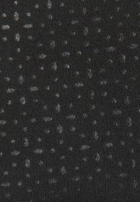 Čierny textil s textúrovaným vzorom malých svetlošedých bodiek na povrchu, vytvárajúci vizuálny záujem a hĺbku.