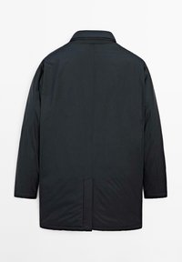 Herren schwarzer isolierter Mantel mit Kragen, langen Ärmeln, geradem Schnitt und Rückenschlitz; aus glattem, leichtem Stoff hergestellt.