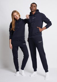 Tommy Hilfiger LOGO HOODIE - Sweatshirt com capuz - desert sky