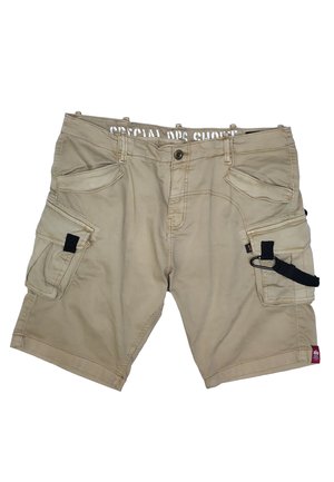 Beige Cargoshorts mit mehreren Taschen, Gürtelschlaufen, Knopfverschluss und einem schwarzen Riemen mit Clip an der rechten Seitentasche.