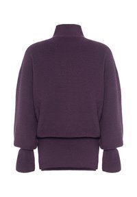 Maglione viola lavorato a maglia con colletto alto, maniche oversize e texture a coste. Il design presenta un retro corto e un tessuto morbido.