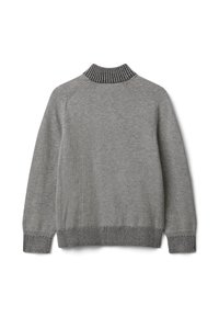 Maglione grigio a maniche lunghe in maglia con polsini e orlo a coste, e un colletto a polo a coste di un grigio scuro a contrasto.