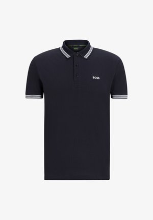 Sötétkék pólóing, 100% pamutból készült, két gombos kivágással, kontrasztos gallérral és ujjvég díszítéssel, valamint egy kis fehér logóval a mellrészen.