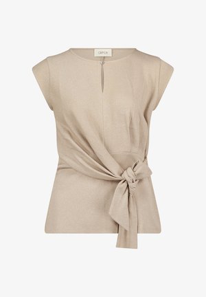 Beige bluse med korte ærmer, nøglehul-udskæring med knap, stofknude bundet i taljen og subtilt skinnende tekstur.