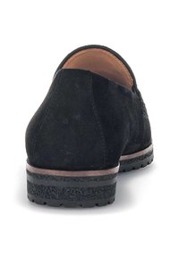 Zapato de ante negro con tacón redondeado, suela de goma texturizada y forro interior suave. Detalle de costura sutil a lo largo de los bordes.