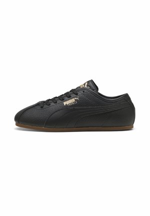 Baskets Puma en cuir noir texturé avec logo doré et semelle en gomme, vues de côté extérieur avec lacets noués.