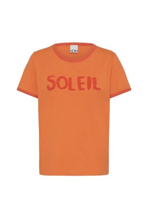 T-shirt orange à manches courtes avec bordure rouge et le mot "SOLEIL" en lettres rouges texturées sur la poitrine.