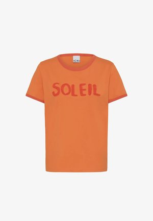T-shirt orange à manches courtes avec bordure rouge et le mot "SOLEIL" en lettres rouges texturées sur la poitrine.