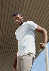 Calvin Klein FRONT LOGO - T-shirt estampada - bayshore blue