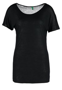 Camiseta negra de mujer de manga corta con escote redondo, tela ligera y corte ligeramente entallado.