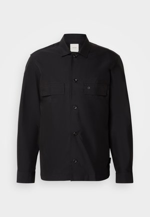 Chaqueta negra hecha de tela suave, con un cierre de botones en la parte delantera, dos bolsillos en el pecho y un pequeño logo en el bolsillo izquierdo. Manga larga.