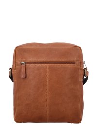 Brązowa skórzana torba na ramię o gładkiej teksturze, kwadratowym kształcie, przedniej kieszeni na zamek błyskawiczny oraz regulowanym pasku na ramię.