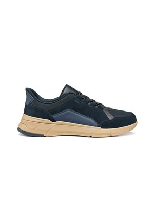 Baskets décontractées noires et bleu foncé avec semelle beige, fermeture à lacets et design bas pour hommes ou femmes.