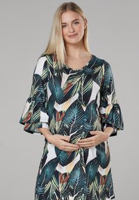 Blumenmusterkleid mit Rüsche an den Dreiviertelärmeln, hauptsächlich in Grün, Schwarz und Weiß, mit Rundhalsausschnitt und lockerer Passform.