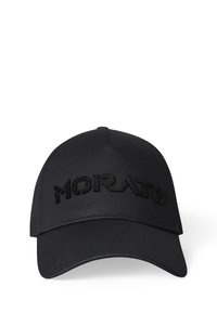 Crna bejzbol kapa sa reljefnim logotipom "MORATO" na prednjoj strani, izrađena od glatke tkanine, sa strukturiranim dizajnom i zakrivljenim vizirima.