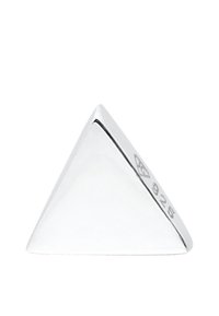 Pyramide triangulaire en argent avec surface polie, portant un subtil poinçon gravé indiquant la qualité argent sterling 925.