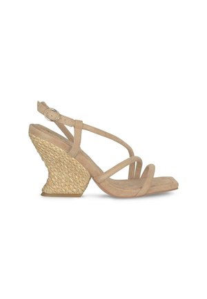 Beige suède wedge sandalen met gekruiste banden en verstelbare gesp. Textured geweven wedge hak, vierkante teen ontwerp.