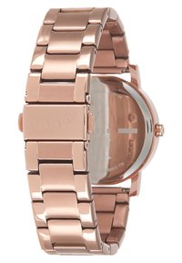 Orologio da polso in metallo rose gold con bracciale a maglie, cassa circolare e un quadrante minimalista con un logo discreto sulla chiusura.