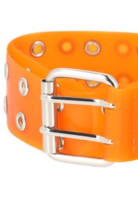 Orange silikonbälte med silverfärgad metalspänne, med cirkulära hål längs remmen för justerbar storlek.