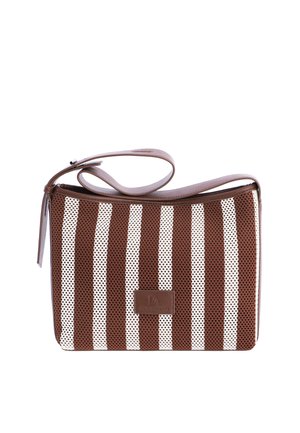 Pequeño bolso bandolera rectangular a rayas marrón y blanco con superficie texturizada y correa ajustable de cuero marrón.