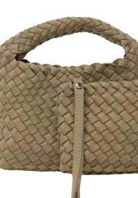 Borsa a tracolla in beige con manico curvo, superficie testurizzata e tasca esterna con zip. Design compatto e strutturato.