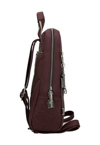 Bolso de cuero burdeos con un patrón texturizado, Doppel cremalleras, correa ajustable y acentos metálicos. La vista lateral muestra un perfil esbelto y detalles de diseño.