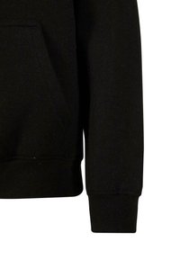 Felpa nera con tasca a canguro e polsini a costine, realizzata in tessuto morbido e testurizzato con un design pulito e semplice.