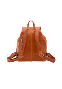 Sac à dos en cuir marron avec deux bretelles ajustables, une poignée supérieure et une poche zippée sur le côté. Texture lisse avec des détails de couture visibles.