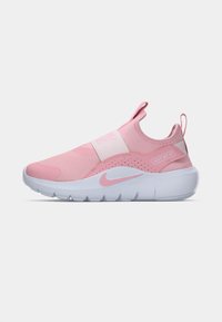 Różowe sneakersy Nike z miękką tekstylną cholewką, elastycznym paskiem w środkowej części, kontrastującą białą podeszwą i wyraźnym detalem logo.