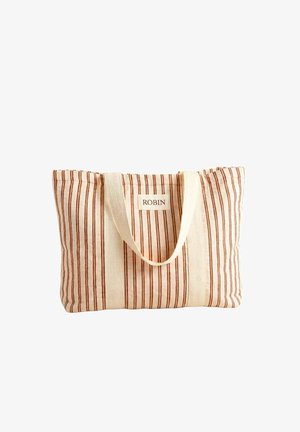 Bolsa tote de lona con rayas verticales marrones, asas crema y una etiqueta "ROBIN" en el centro delantero.