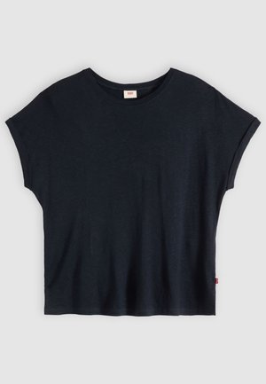 T-shirt noir à manches courtes avec col rond, ourlets de manche retroussés et une petite étiquette rouge sur le côté inférieur droit.