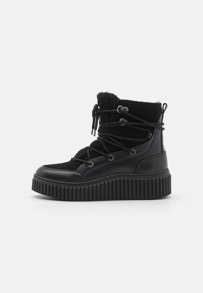 Botine negre până la gleznă, cu un exterior din piele și textil, talpă texturată, șireturi și căptușeală din fâș, având o platformă groasă și zimțată.