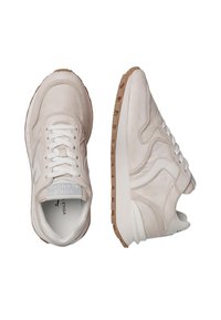Sneaker beige con tomaia in pelle liscia, chiusura con lacci, dettagli bianchi a contrasto e suola in gomma con un motivo testurizzato.