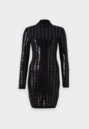 Rochie neagră cu mânecă lungă, decorată cu dungi verticale din paiete strălucitoare, cu un guler înalt, siluetă ajustată și textură zimțată la mânici și tiv.