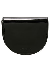 Černá patentní kožená taštička s křivým půlměsícovým tvarem, hladkým povrchem a embosovaným logem. Obsahuje horní klopu na zavírání.