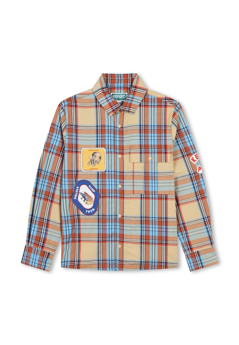 Camicia a quadri da uomo in beige, blu e marrone con toppe che raffigurano un elefante e un tema da campeggio. Design con bottoni e tasca sul petto.