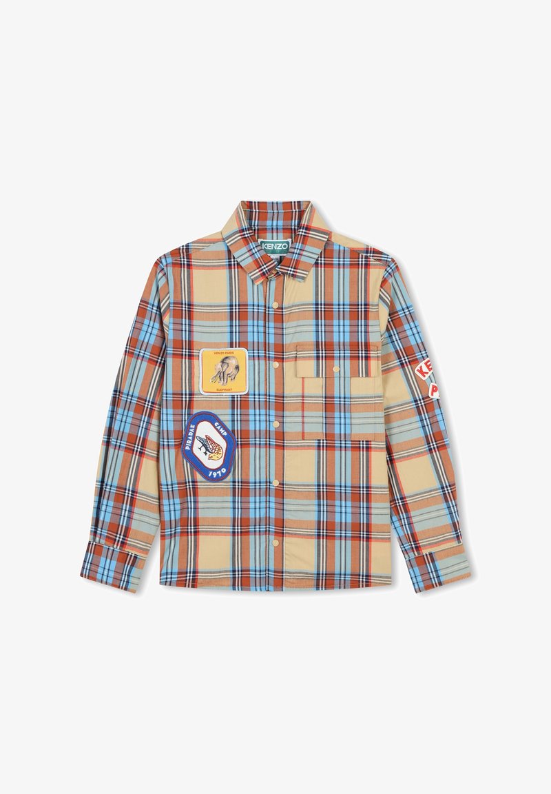 Camicia a quadri da uomo in beige, blu e marrone con toppe che raffigurano un elefante e un tema da campeggio. Design con bottoni e tasca sul petto.