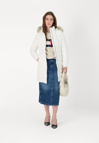Tommy Jeans ESSENTIAL HOODED  - Páperový kabát - white