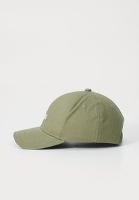 Olivenfarget baseballcap laget av bomullsblanding, med buet skygge, sydd detaljer og en hvit logo på frontpanelet.