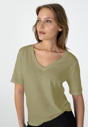 Coster Copenhagen, HEART REGULAR V-NECK - Обикновена тениска - dusty olive