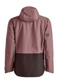 Wasserdichte Jacke mit einem rosa oberen Bereich und einem dunkelbraunen unteren Abschnitt, mit Kapuze und einem Logo-Patch am linken Ärmel. Glatte Textur.