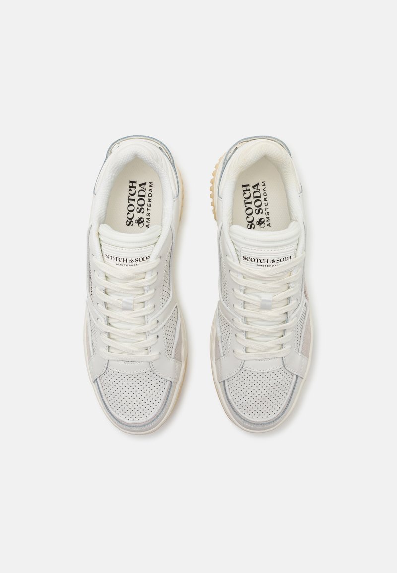 Weiße Sneaker aus einer Mischung aus glatten und perforierten Materialien, mit Schnürdesign, Gummisohle und dezentem Logo auf der Zunge.