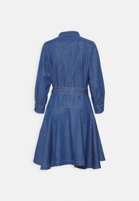 Denim skjortklänning, blå, med krage, långa ärmar med knappmanschetter, en inringad midja med bälte, och en utställd kjoldesign.