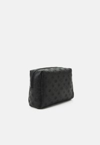 Borsa cosmetica nera realizzata in materiale testurizzato, con chiusura a zip, motivo impresso e forma rettangolare strutturata.