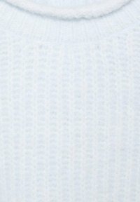 Svetlo modra pletena jopica z rebrastim teksturo in okroglim izrezom. Tkanina se zdi mehka in nekoliko puhasta.