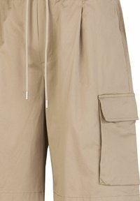 Beige Cargo-Shorts aus leichtem Stoff, ausgestattet mit Seitentaschen, einem Kordelzug-Bund und einer glatten Textur mit dezentem Glanz.