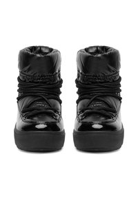 Para czarnych, błyszczących, ocieplanych butów zimowych z grubą podeszwą i mocno zawiązanymi czarnymi sznurowadłami, zaprezentowanych z przodu na białym tle.