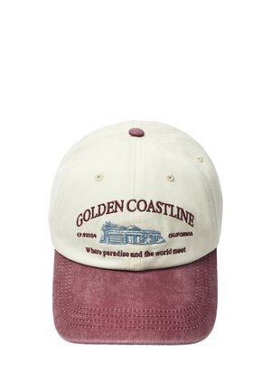 Casquette de baseball avec couronne crème et visière rose poussiéreuse, avec texte brodé "GOLDEN COASTLINE" et illustration d'une maison.