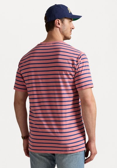 Κοντομάνικο πουκάμισο σε ροζ χρώμα με ναυτικές οριζόντιες ρίγες. Κατασκευασμένο από βαμβακερό ύφασμα με στρογγυλή λαιμόκοψη και άνετη εφαρμογή. Διαθέτει ίσια στρίφωμα.